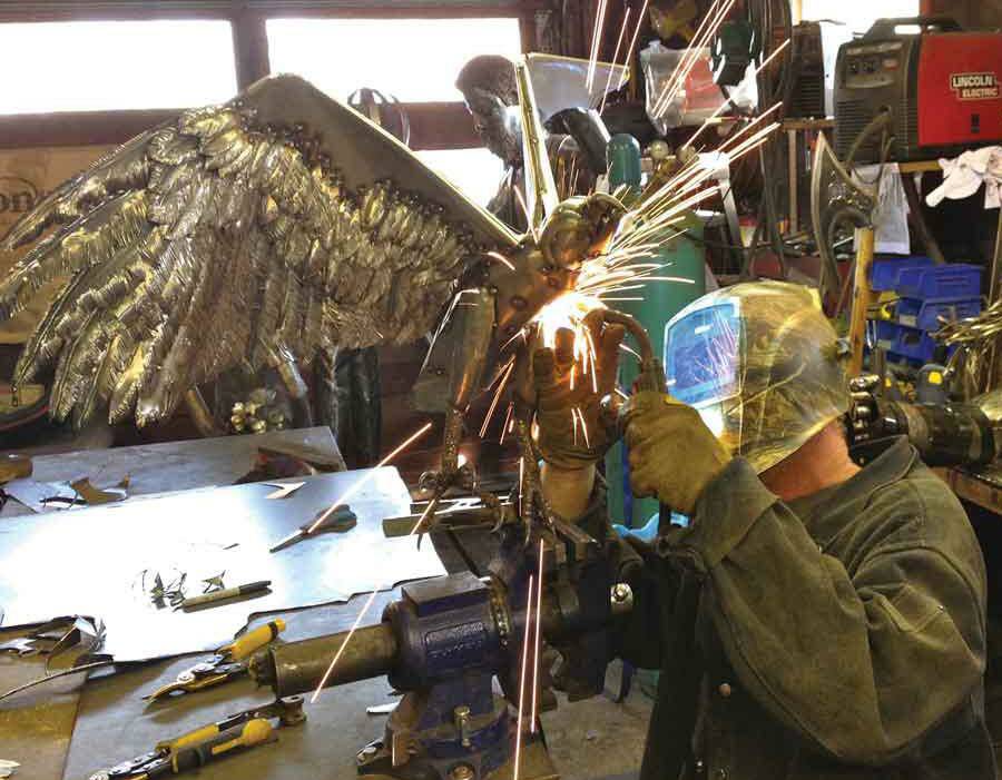 全球钣金新闻-金属制造狂：焊工制作动物的金属钣金-重庆辉煌美容护肤产品有限公司