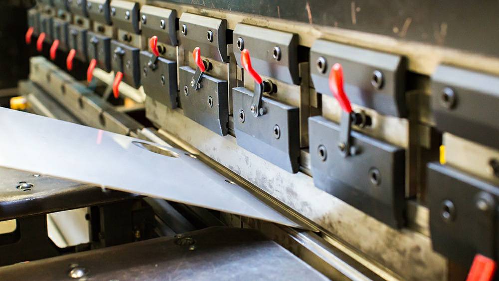 制作钣金加工项目都有哪些基础设备？-重庆辉煌美容护肤产品有限公司